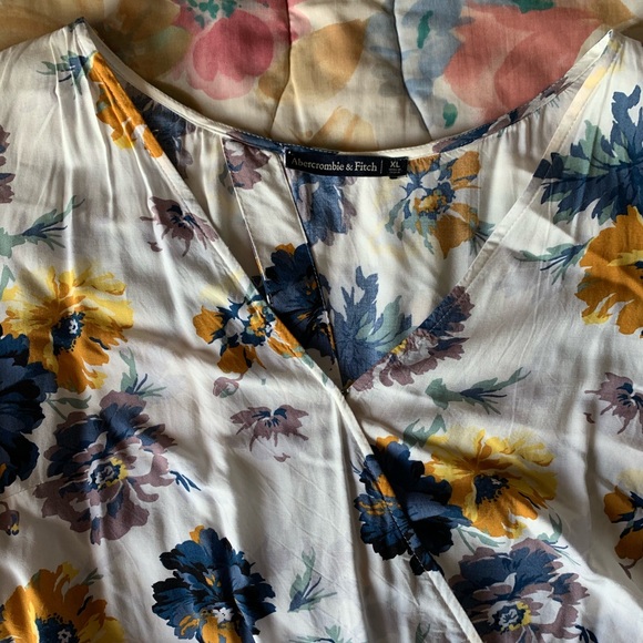 Abercrombie & Fitch floral crop top - Picture 2 of 6